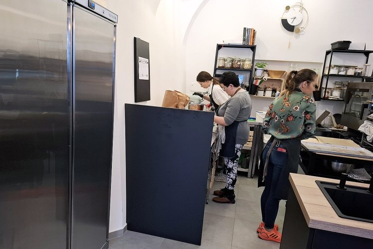Pekařská dílna s moderním vybavením a zaměstnankyněmi při práci